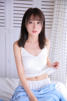 年轻女保险销售员5